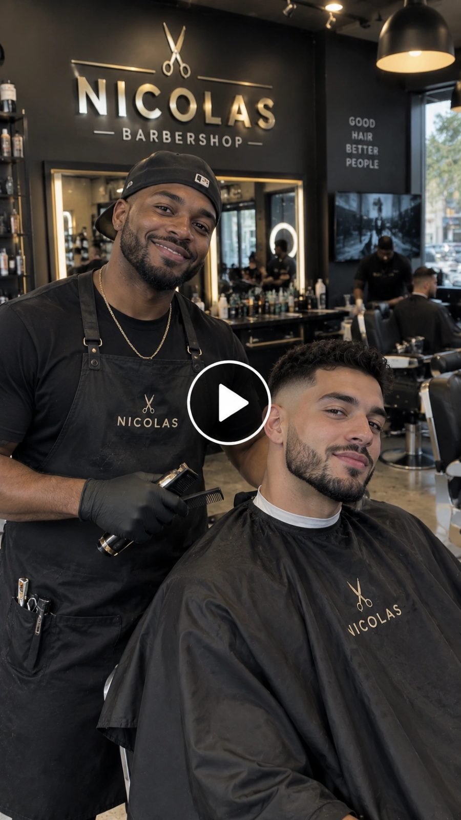 Barbier au travail chez Nicolas Barbershop